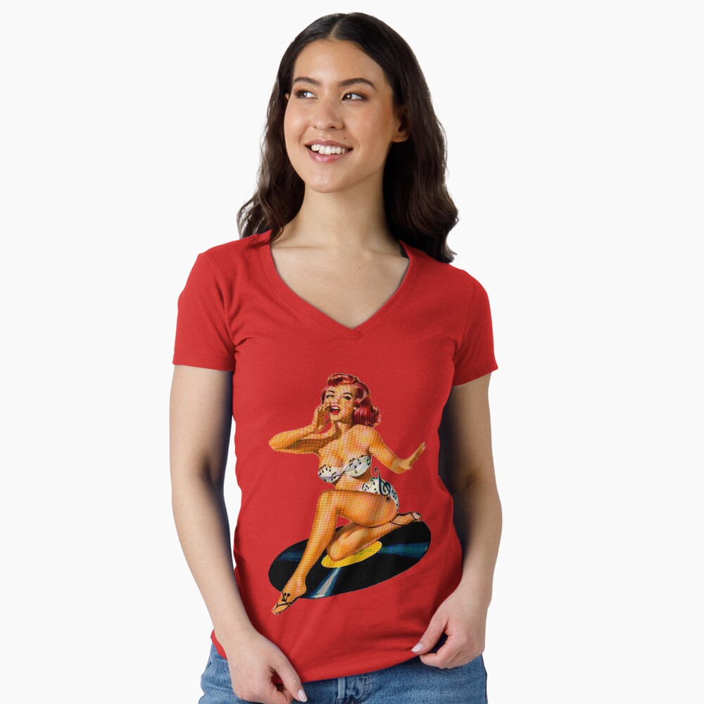 Aperçu de l'œuvre T-shirt moulant col V créée et vendue par sashakeen.