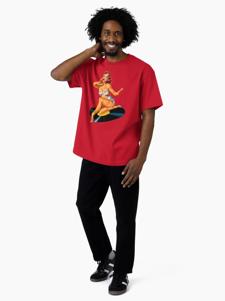 Aperçu 4 sur 7. T-shirt oversize avec l'œuvre Déesse Rockabilly créée et vendue par sashakeen.