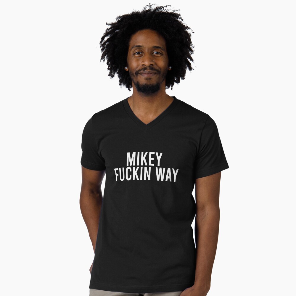 Vista previa del artículo con la obra «Camiseta de cuello en V», diseñado y vendido por maddylovesolive.