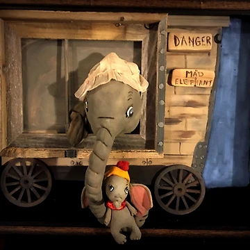 Aperçu de l'œuvre Baby Mine. Dumbo avec maman par Jan Shackelford de Jan Shackelford