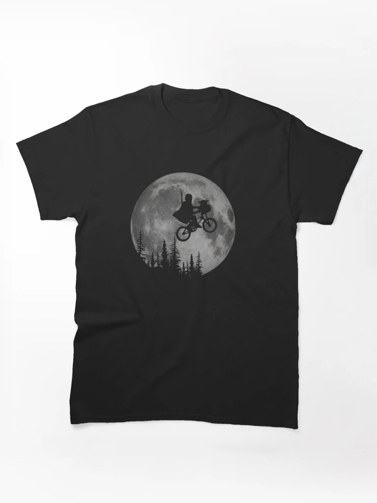 Aperçu 1 sur 7. T-shirt classique avec l'œuvre À travers la lune avec l'enfant créée et vendue par Jen Dean.