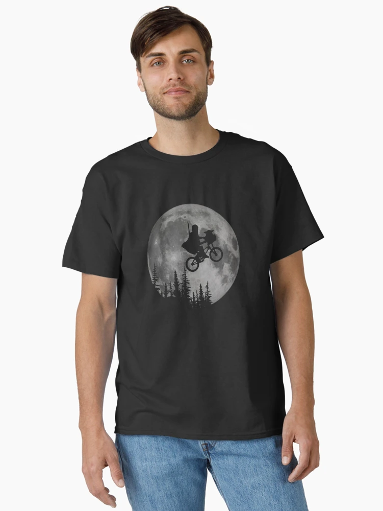 Aperçu 2 sur 7. T-shirt classique avec l'œuvre À travers la lune avec l'enfant créée et vendue par Jen Dean.
