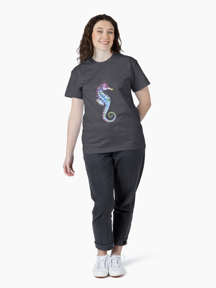 Aperçu 4 sur 7. T-shirt classique avec l'œuvre Hippocampe - Violet créée et vendue par SamNagelArt.