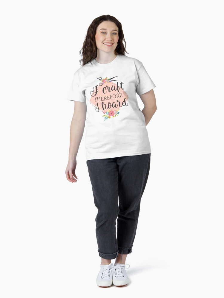 Imagen 4 de 7, Camiseta clásica con la obra Artesano, luego acumulo, diseñada y vendida por giftsbyminuet.