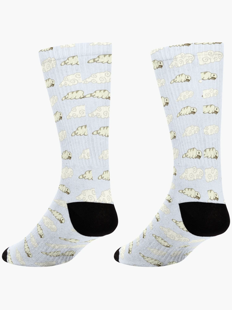 Aperçu 4 sur 5. Chaussettes avec l'œuvre Appa et les nuages en forme d'Appa créée et vendue par laughingplace55.