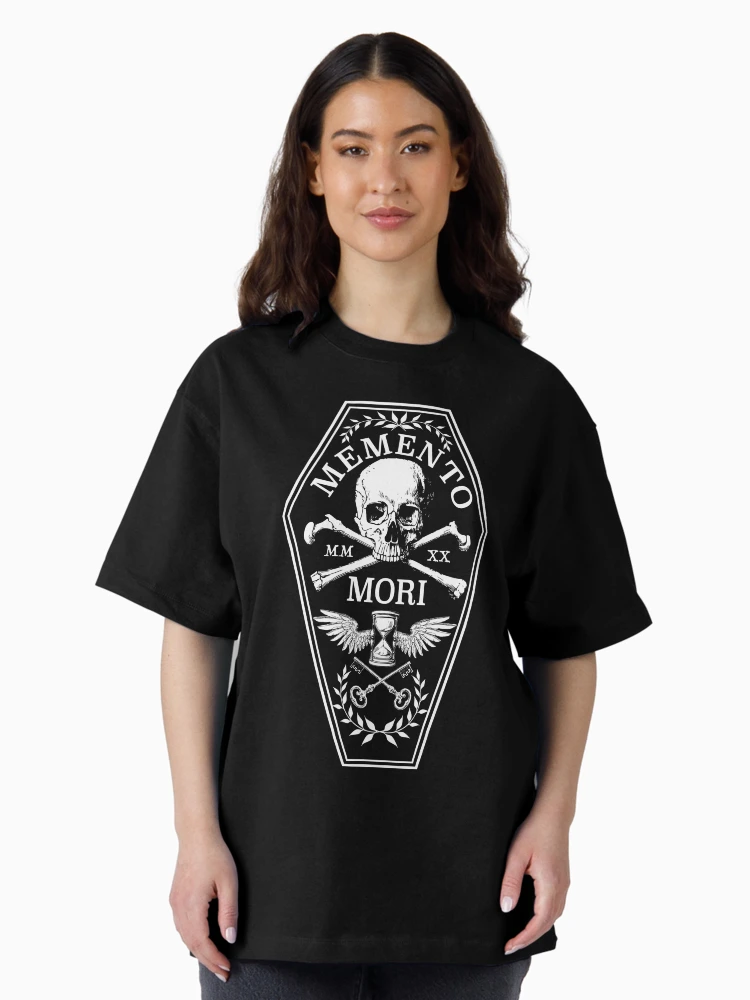 Imagen 3 de 7, Camiseta oversize con la obra Memento Mori, diseñada y vendida por RavenWake.