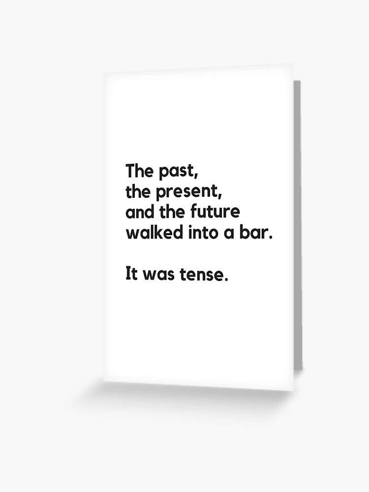 Aperçu 1 sur 2. Carte de vœux avec l'œuvre Le passé, le présent et le futur sont entrés dans un bar - Blague sur la grammaire anglaise créée et vendue par heyitsclara.