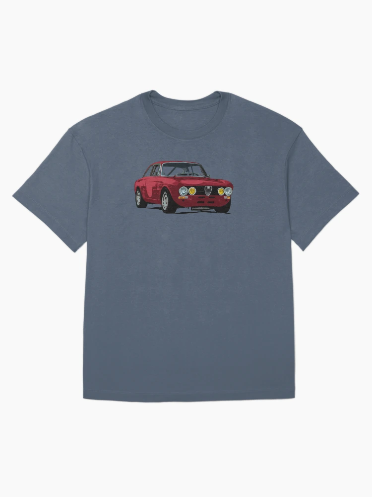 Aperçu 1 sur 7. T-shirt oversize avec l'œuvre Alfa Romeo, parce que nous aimons tous la GTV 2000 créée et vendue par ReevuDraws.