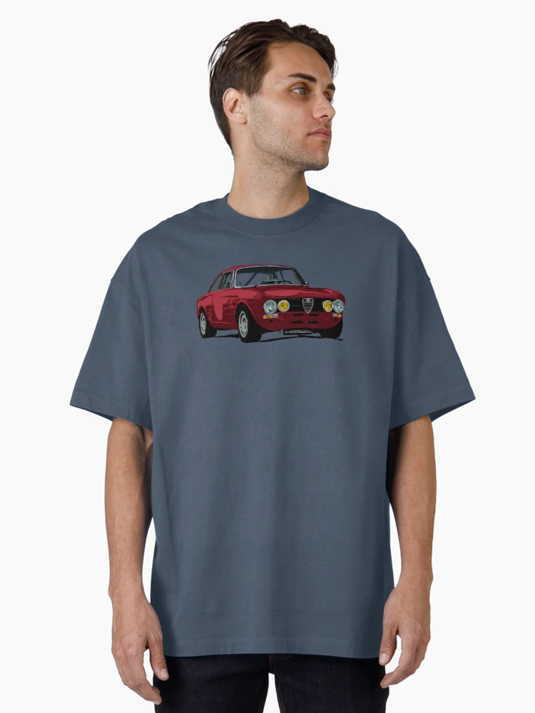 Aperçu 2 sur 7. T-shirt oversize avec l'œuvre Alfa Romeo, parce que nous aimons tous la GTV 2000 créée et vendue par ReevuDraws.