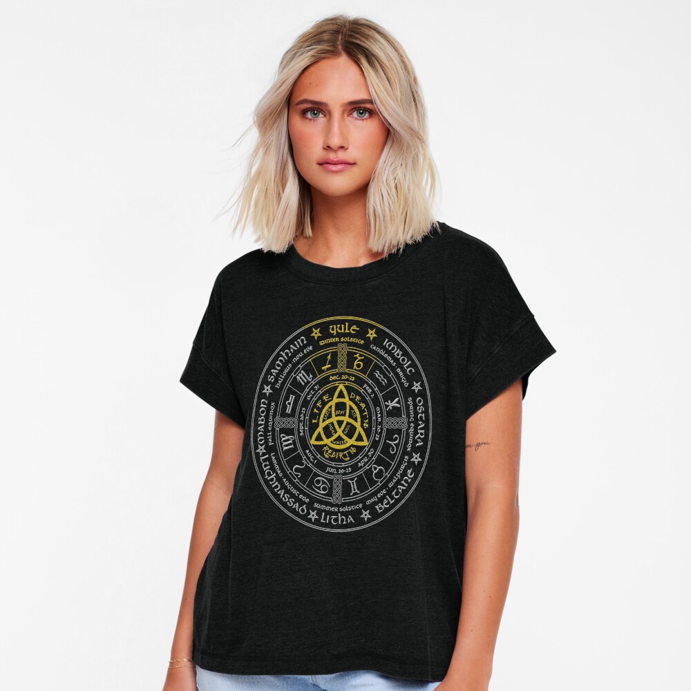 Artikel-Vorschau von Locker geschnittenes T-Shirt, designt und verkauft von Dark Song Wear.
