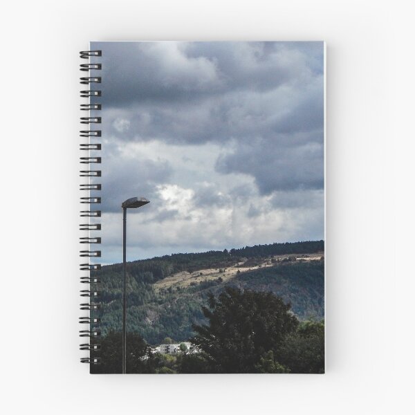 Aperçu de l'œuvre Nuageux Kilvey Hill créée et vendue par TheArtChappy.