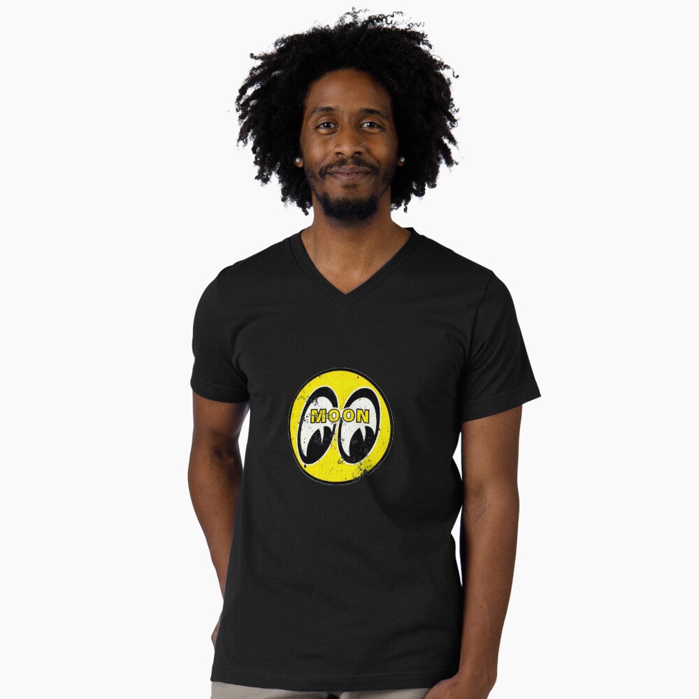Vista previa del artículo con la obra «Camiseta de cuello en V», diseñado y vendido por Retrorockit.
