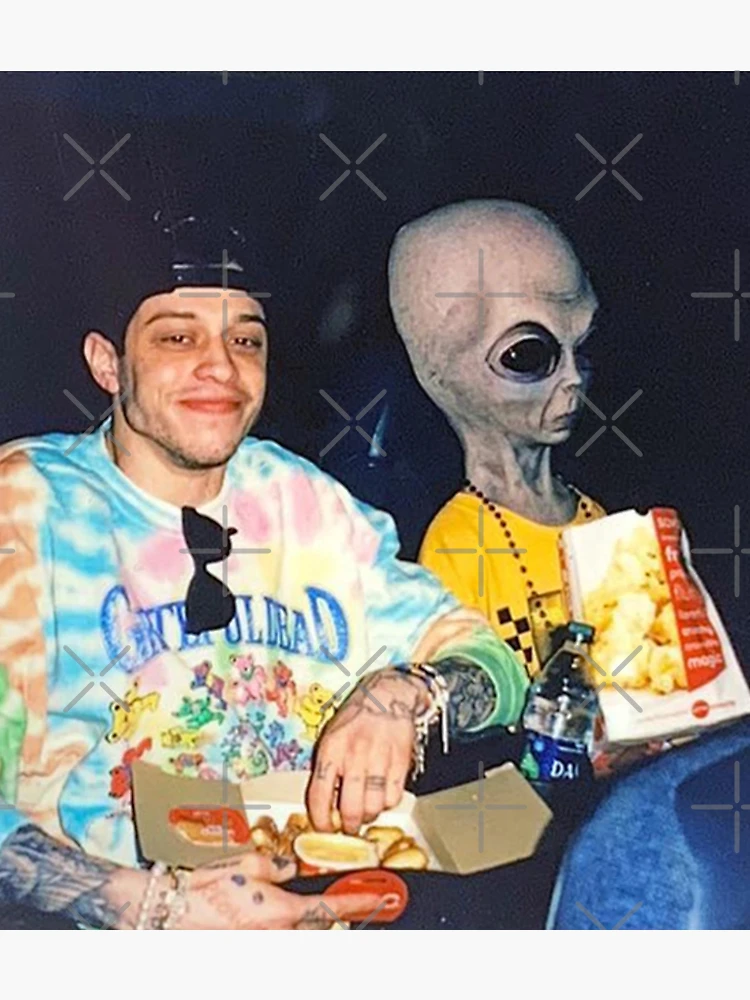 Aperçu 3 sur 3. Poster avec l'œuvre pete davidson extraterrestre créée et vendue par Hungry Hungry Buffalo.