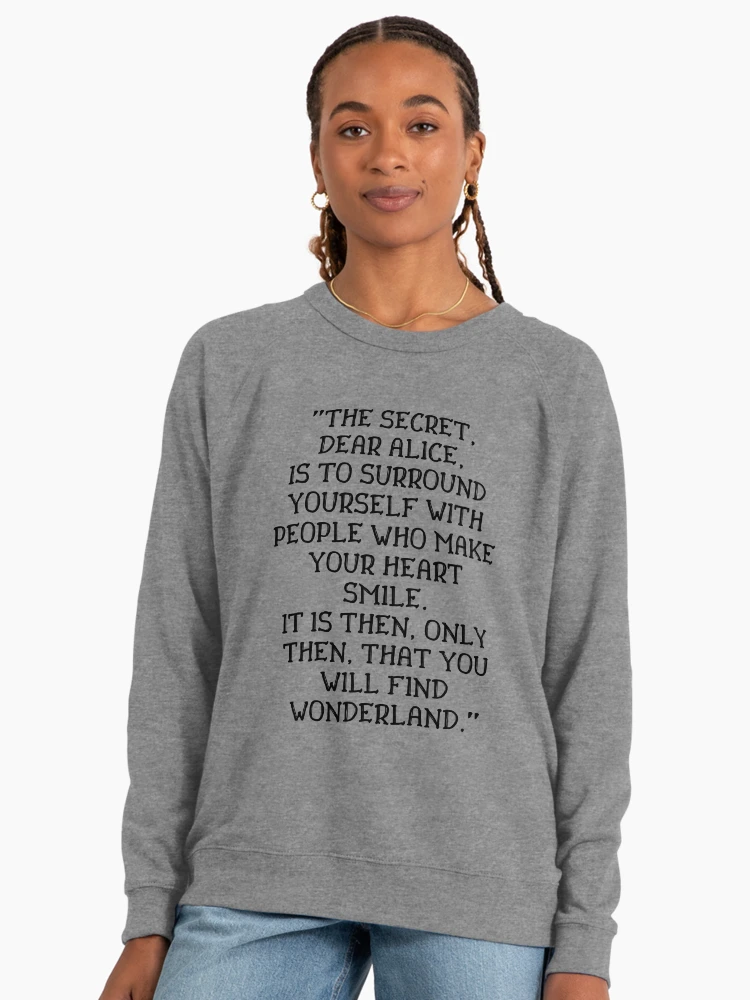 Aperçu 3 sur 6. Sweatshirt léger avec l'œuvre Le secret chère Alice est de vous entourer de personnes qui font sourire votre cœur, citation d'Alice au pays des merveilles créée et vendue par ds-4.