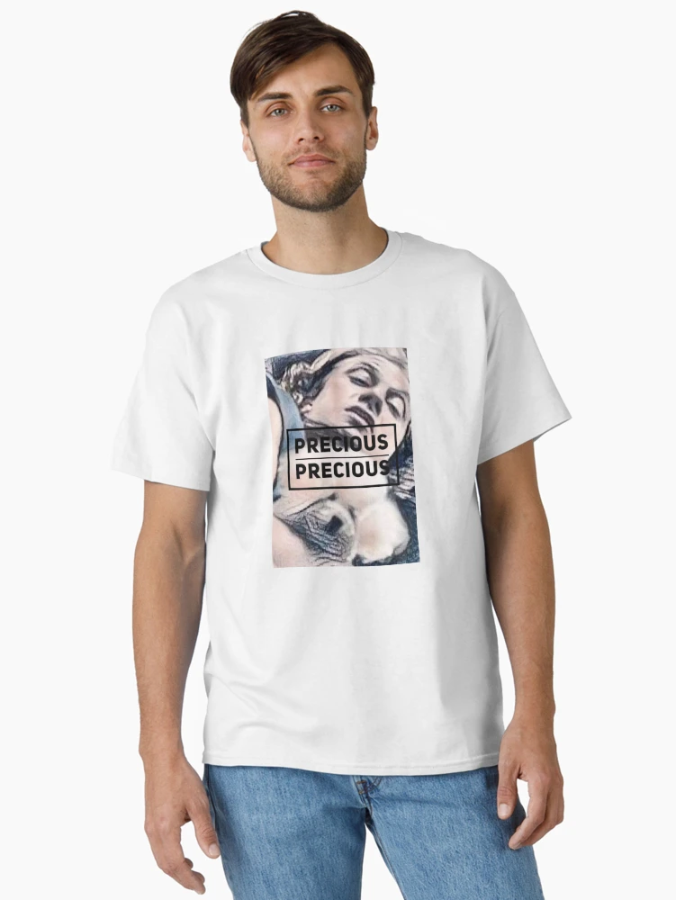 Aperçu 2 sur 7. T-shirt classique avec l'œuvre Buffalo Bill Le Silence des agneaux, Précieux Précieux créée et vendue par shantishirts.
