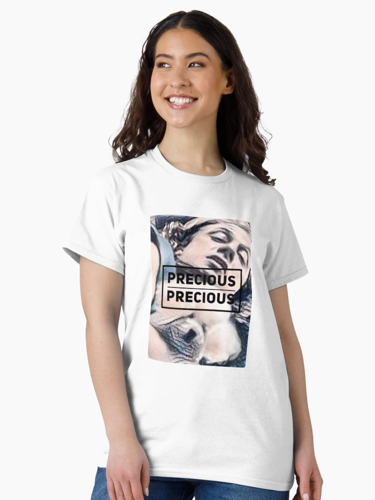 Aperçu 3 sur 7. T-shirt classique avec l'œuvre Buffalo Bill Le Silence des agneaux, Précieux Précieux créée et vendue par shantishirts.