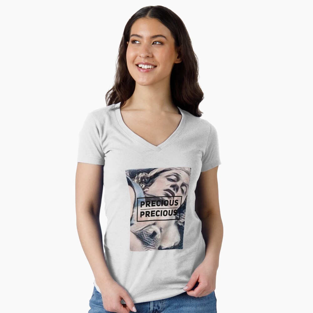 Aperçu de l'œuvre T-shirt moulant col V créée et vendue par shantishirts.
