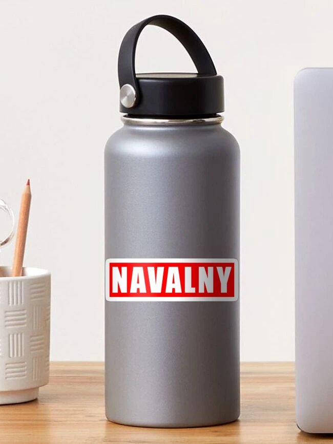 Imagen 1 de 3, Pegatina con la obra Alexei Navalny Solidaridad, diseñada y vendida por IntegrityDesign.