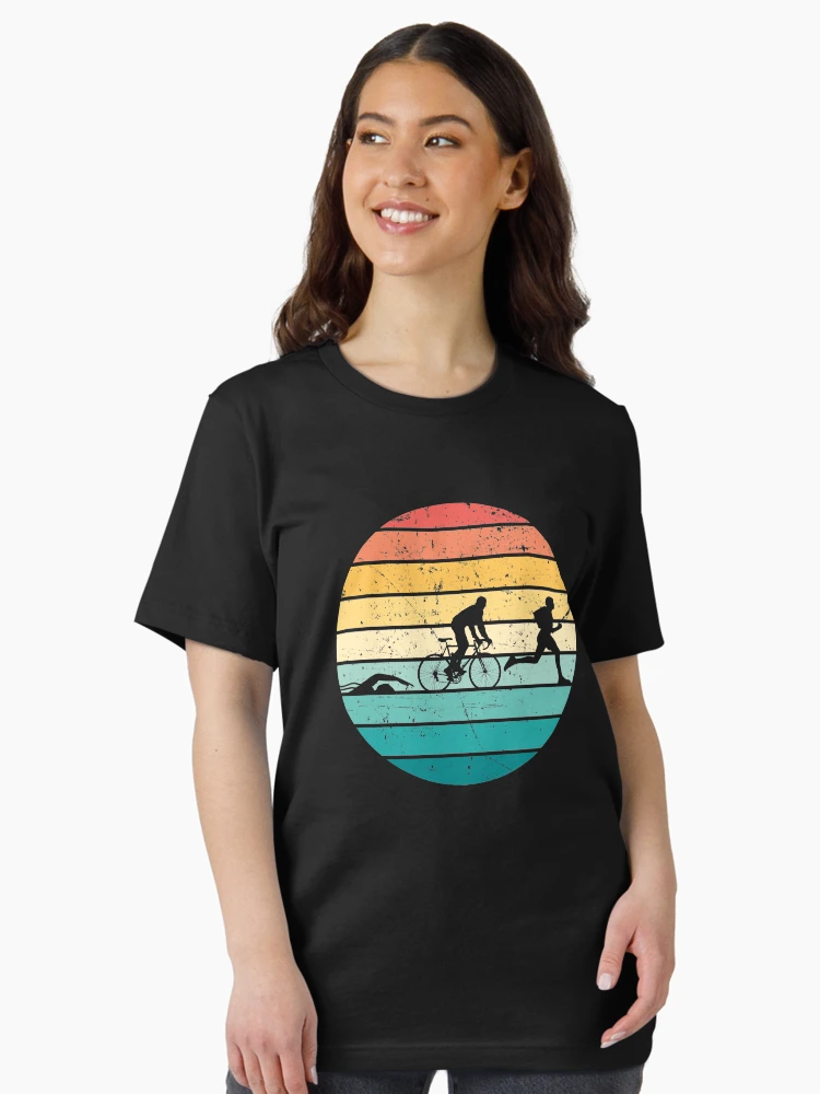 Aperçu 3 sur 7. T-shirt essentiel avec l'œuvre Triathlon rétro, natation, vélo, course à pied 70.3, cadeau pour les amateurs de triathlon créée et vendue par Pau Baz.