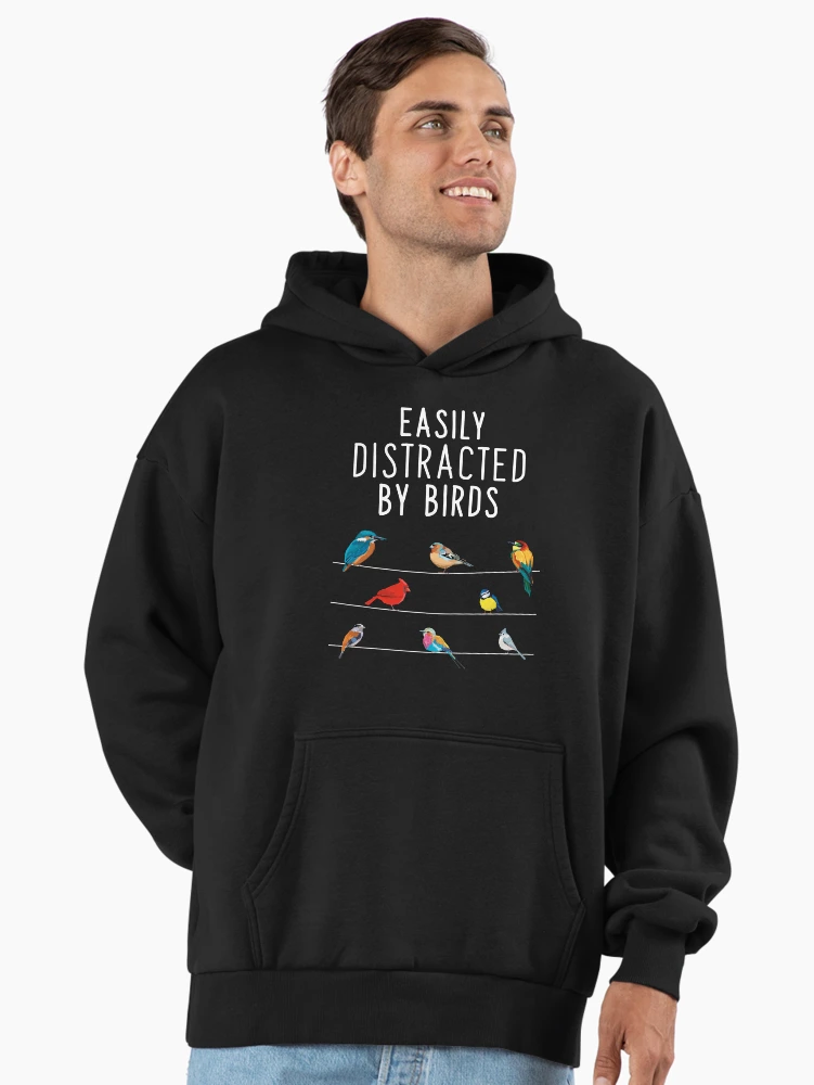 Aperçu 2 sur 6. Sweat à capuche oversize premium avec l'œuvre Facilement distrait par les oiseaux, cadeau d'anniversaire pour les amoureux des oiseaux, ornithologue et ornithologue créée et vendue par MZ-Art.