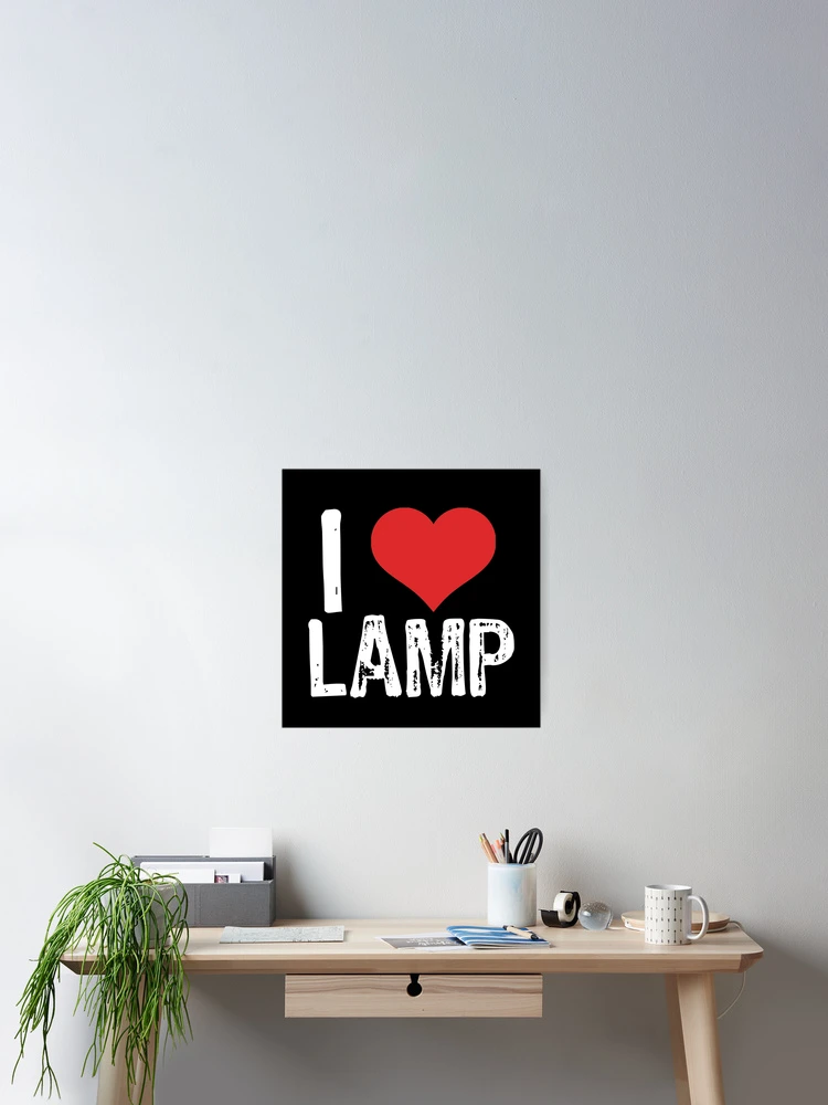 Aperçu 2 sur 3. Poster avec l'œuvre J'aime la lampe créée et vendue par The "I Love Everything" Shop.
