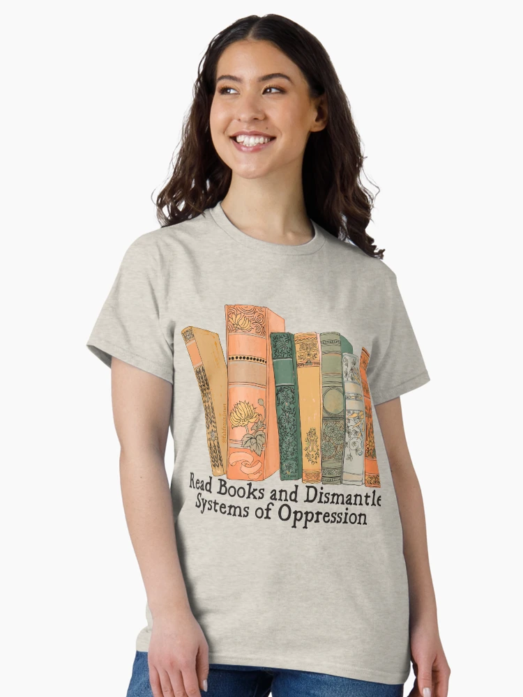 Aperçu 3 sur 7. T-shirt classique avec l'œuvre Lire des livres et démanteler les systèmes d'oppression créée et vendue par fabfeminist.
