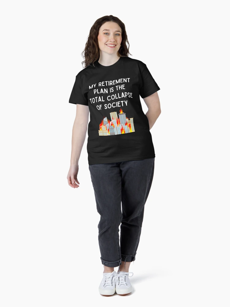Aperçu 4 sur 7. T-shirt classique avec l'œuvre Mon plan de retraite est l'effondrement total de la société créée et vendue par MeaganMoo.