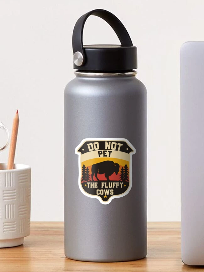 Aperçu 1 sur 3. Sticker avec l'œuvre Ne caressez pas les vaches duveteuses - amoureux des bisons - amoureux du camping créée et vendue par Shirt Paradise Art ⭐⭐⭐⭐⭐.