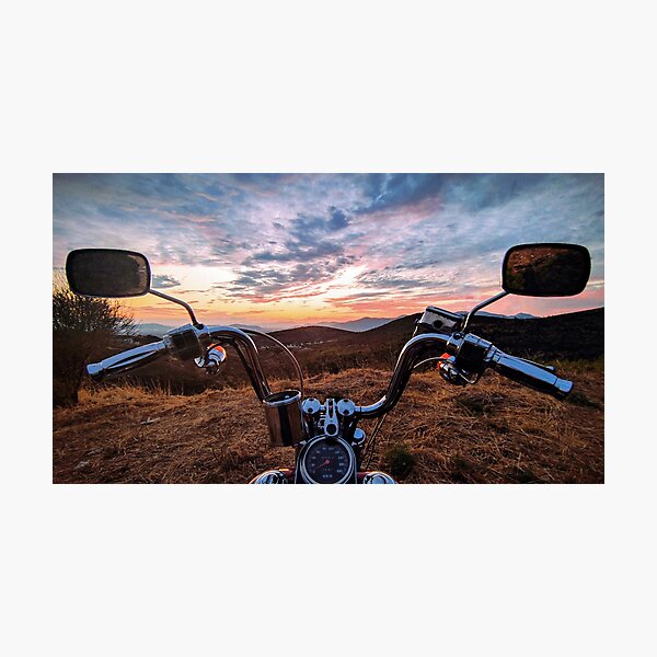 Artikelvorschau, POV vom Fahrersitz auf einer Harley entworfen und verkauft von Athanasios Maikousis.