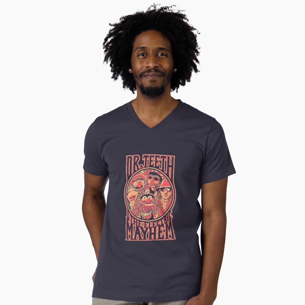 Vista previa del artículo con la obra «Camiseta de cuello en V», diseñado y vendido por victor-calahan.