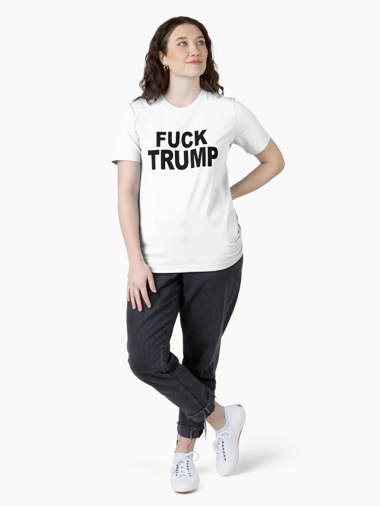 Aperçu 4 sur 7. T-shirt essentiel avec l'œuvre Fuck Trump créée et vendue par supornah.