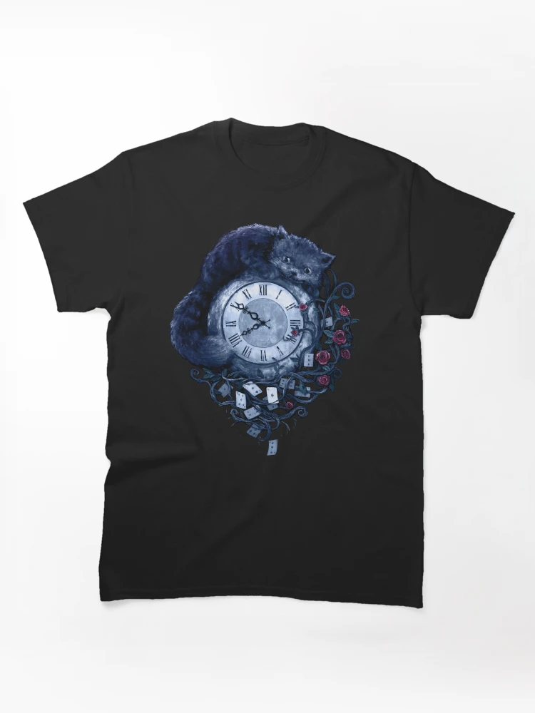 Aperçu 1 sur 7. T-shirt classique avec l'œuvre Le temps au pays des merveilles créée et vendue par CrumblinCookie.