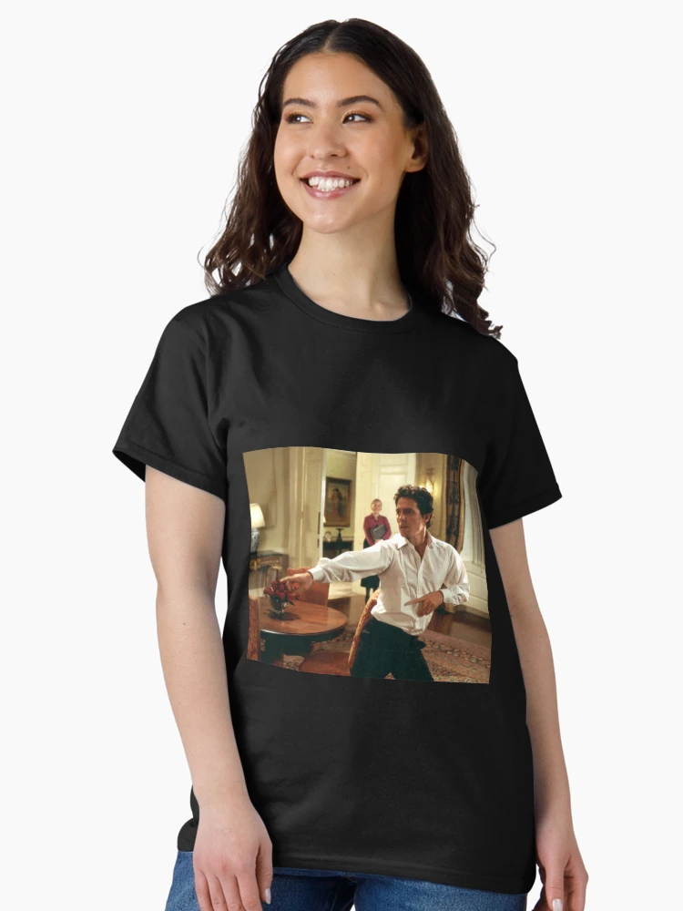 Aperçu 3 sur 7. T-shirt classique avec l'œuvre Hugh Grant créée et vendue par TwistedHairCo.