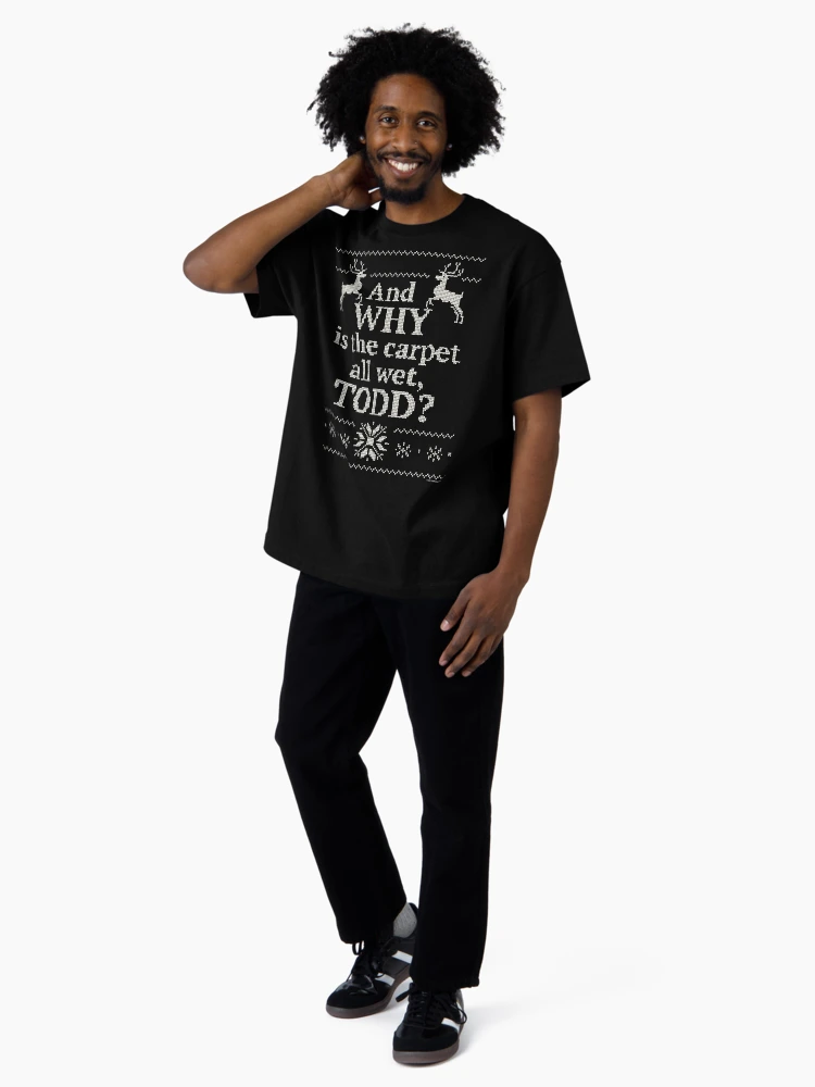 Aperçu 4 sur 7. T-shirt oversize avec l'œuvre Vacances de Noël "Et pourquoi le tapis est-il tout mouillé, TODD?" créée et vendue par PistolPete315.