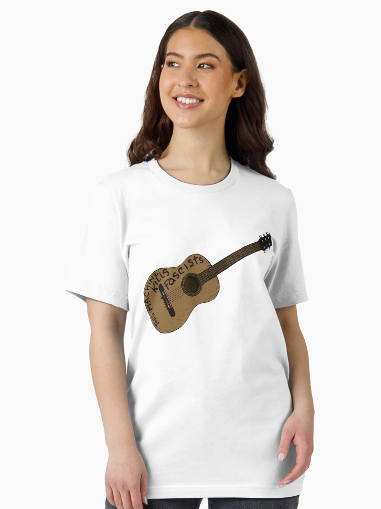 Aperçu 3 sur 7. T-shirt essentiel avec l'œuvre Cette machine tue les fascistes créée et vendue par Karl Whitney.
