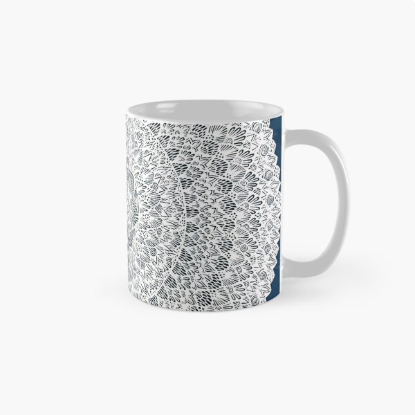 Aperçu de l'œuvre Mandala blanc et bleu créée et vendue par Carina Kay.