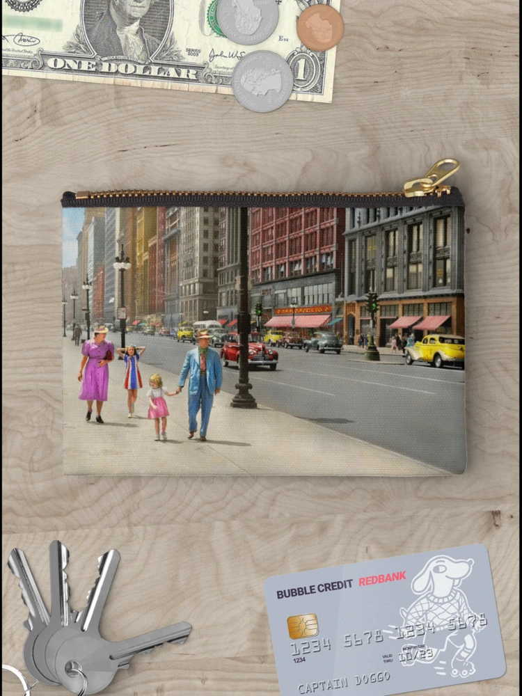 Imagen 3 de 4, Bolsos de mano con la obra Ciudad - Chicago, IL - Día familiar 1941, diseñada y vendida por Mike Savad Photography.