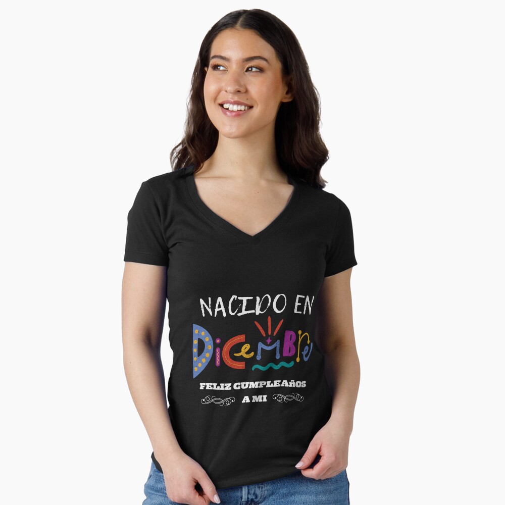 Vista previa del artículo con la obra «Camiseta entallada de cuello en V», diseñado y vendido por Laviola182.