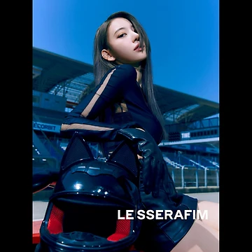 Imagen de la obra SAKURA LE SSERAFIM FEARLESS Teaser Black Petrol de JeromeJonguene