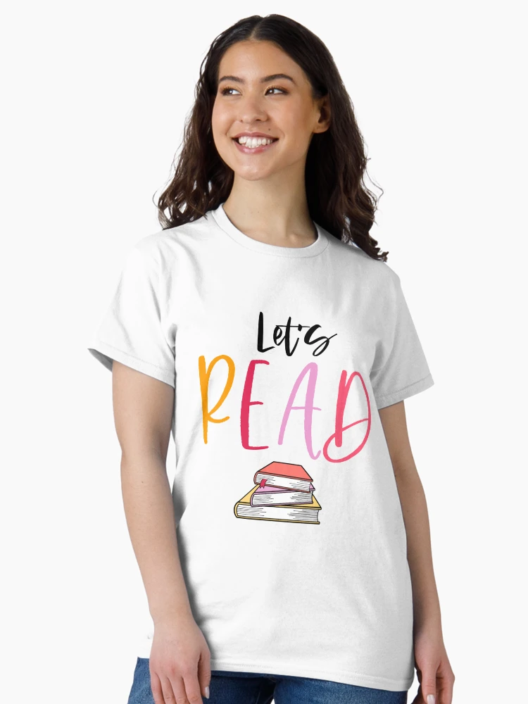 Aperçu 3 sur 7. T-shirt classique avec l'œuvre Lisons créée et vendue par haleyeahdesign.