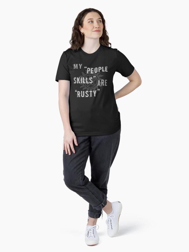 Thumbnail 4 von 7, Essential T-Shirt, sagen 'Meine Leute Fähigkeiten sind rostig'.
designt und verkauft von thepixelgarden.