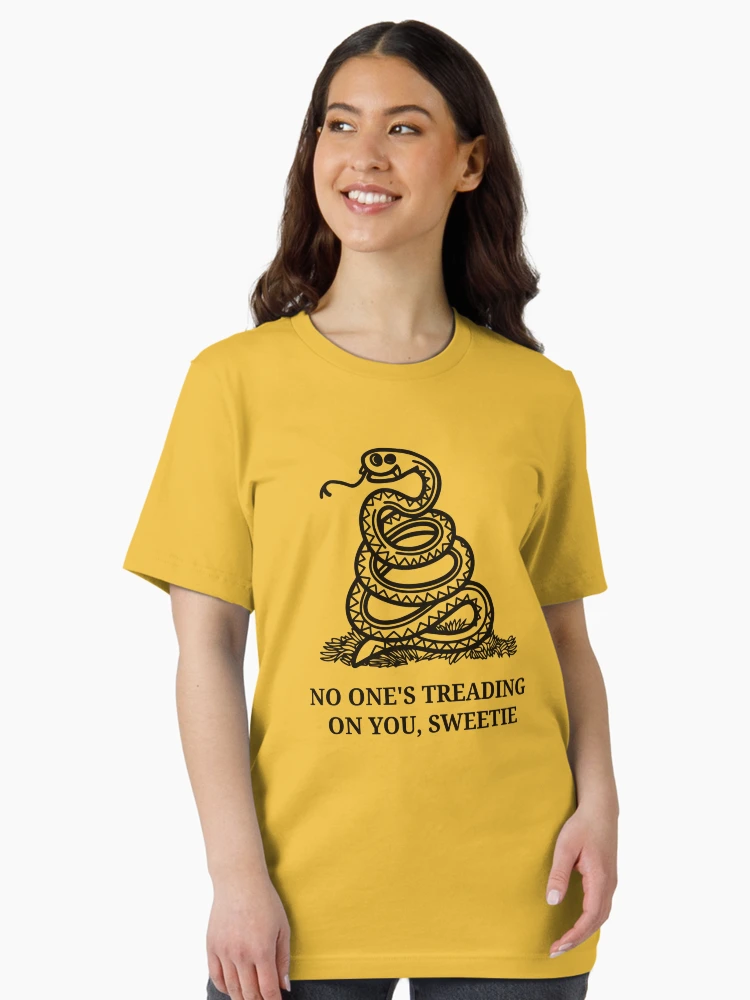 Imagen 3 de 7, Camiseta esencial con la obra nadie te pisa, cariño, diseñada y vendida por yass-art.