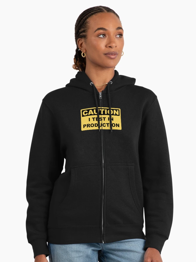 Imagen 3 de 6, Sudadera con capucha y cremallera con la obra Pruebo en producción: diseño divertido de letreros de precaución para desarrolladores, diseñada y vendida por geeksta.