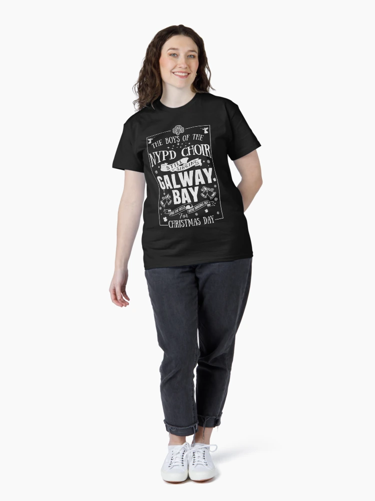 Imagen 4 de 7, Camiseta clásica con la obra Cuento de hadas de la Navidad neoyorquina de los Pogues, diseñada y vendida por The Half Volley.