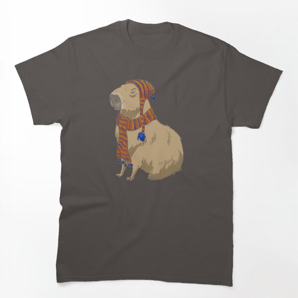 Aperçu de l'œuvre Capybara de style anime assis là avec un chapeau et une écharpe créée et vendue par RJKpoyp.