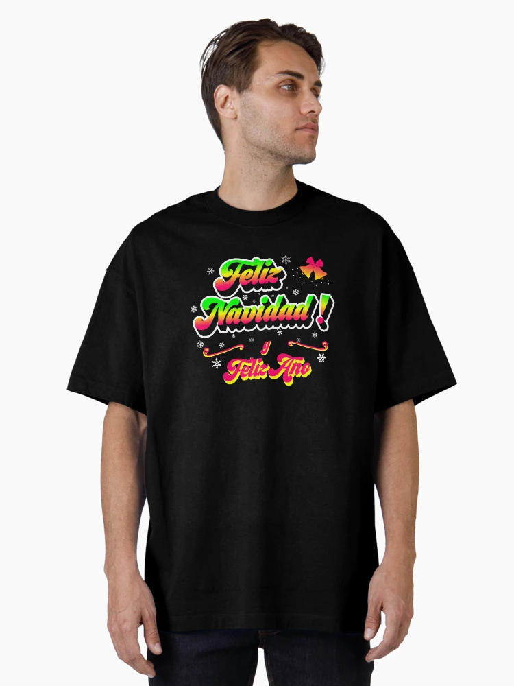 Imagen 2 de 7, Camiseta oversize con la obra Feliz Navidad y Año Nuevo-fondo negro (Español), diseñada y vendida por Betuzo.