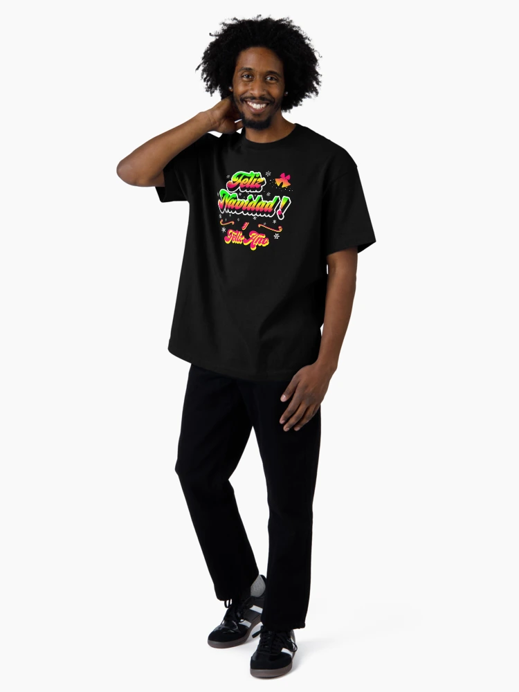 Imagen 4 de 7, Camiseta oversize con la obra Feliz Navidad y Año Nuevo-fondo negro (Español), diseñada y vendida por Betuzo.