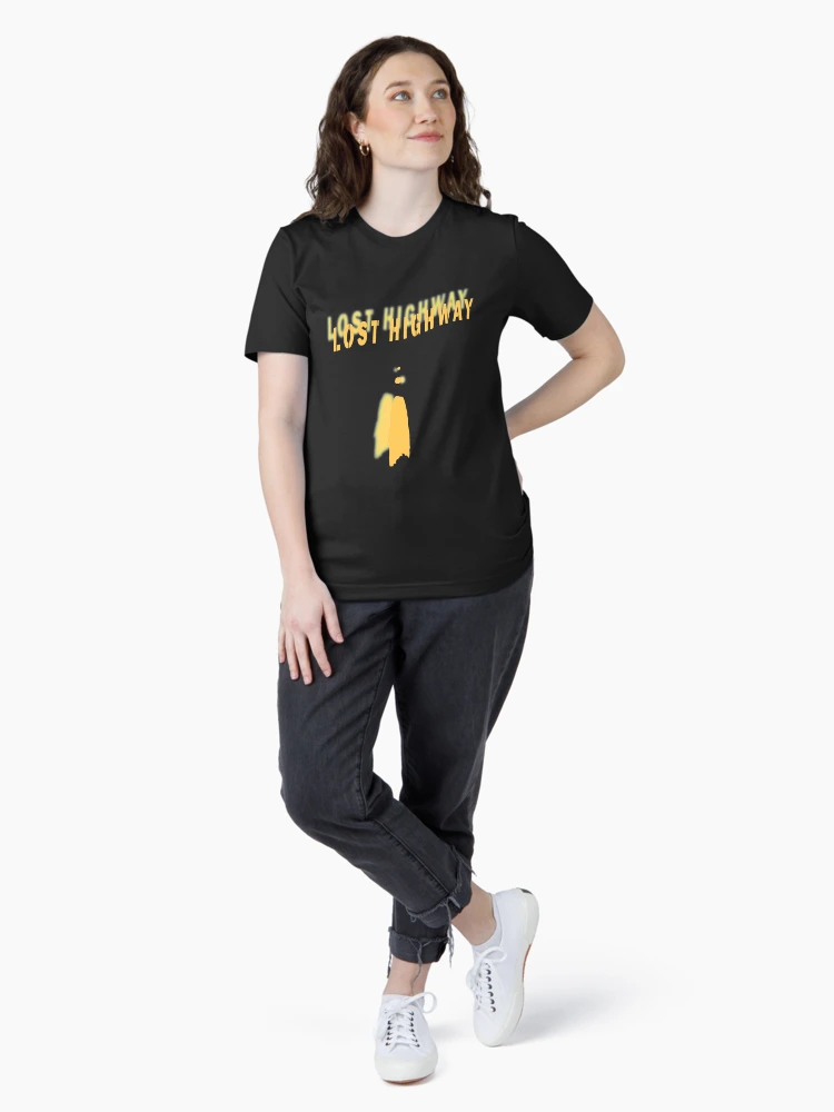 Aperçu 4 sur 7. T-shirt essentiel avec l'œuvre Lost Highway créée et vendue par Bernat Comes.
