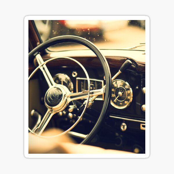 Aperçu de l'œuvre T-shirt classique Vintage vieille voiture 1 créée et vendue par Design minds.