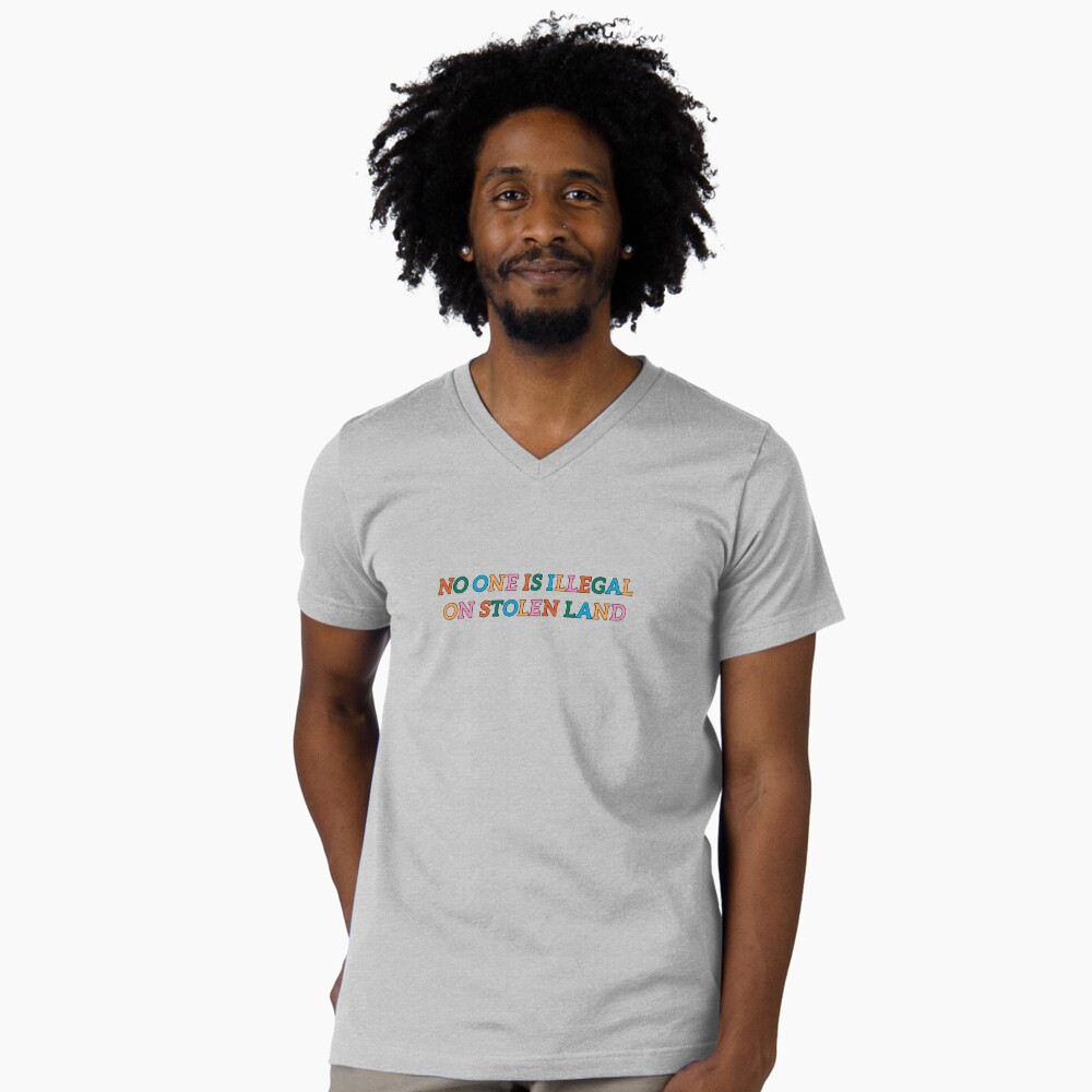 Aperçu de l'œuvre T-shirt col V créée et vendue par StudioSirenita.